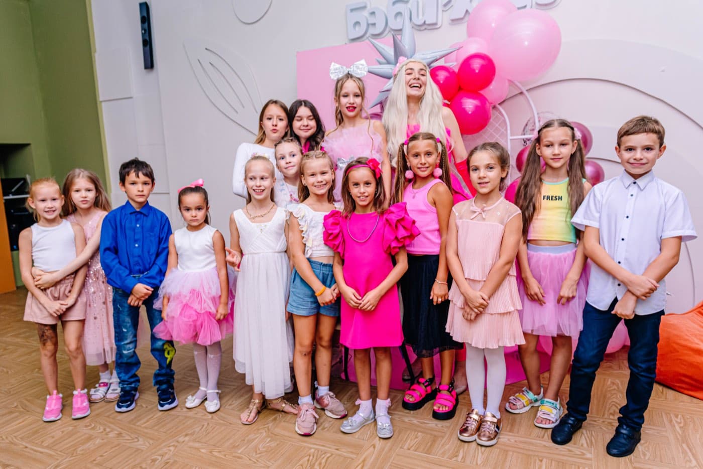 Компания детей на дне рождения в зале Бэби Хауза