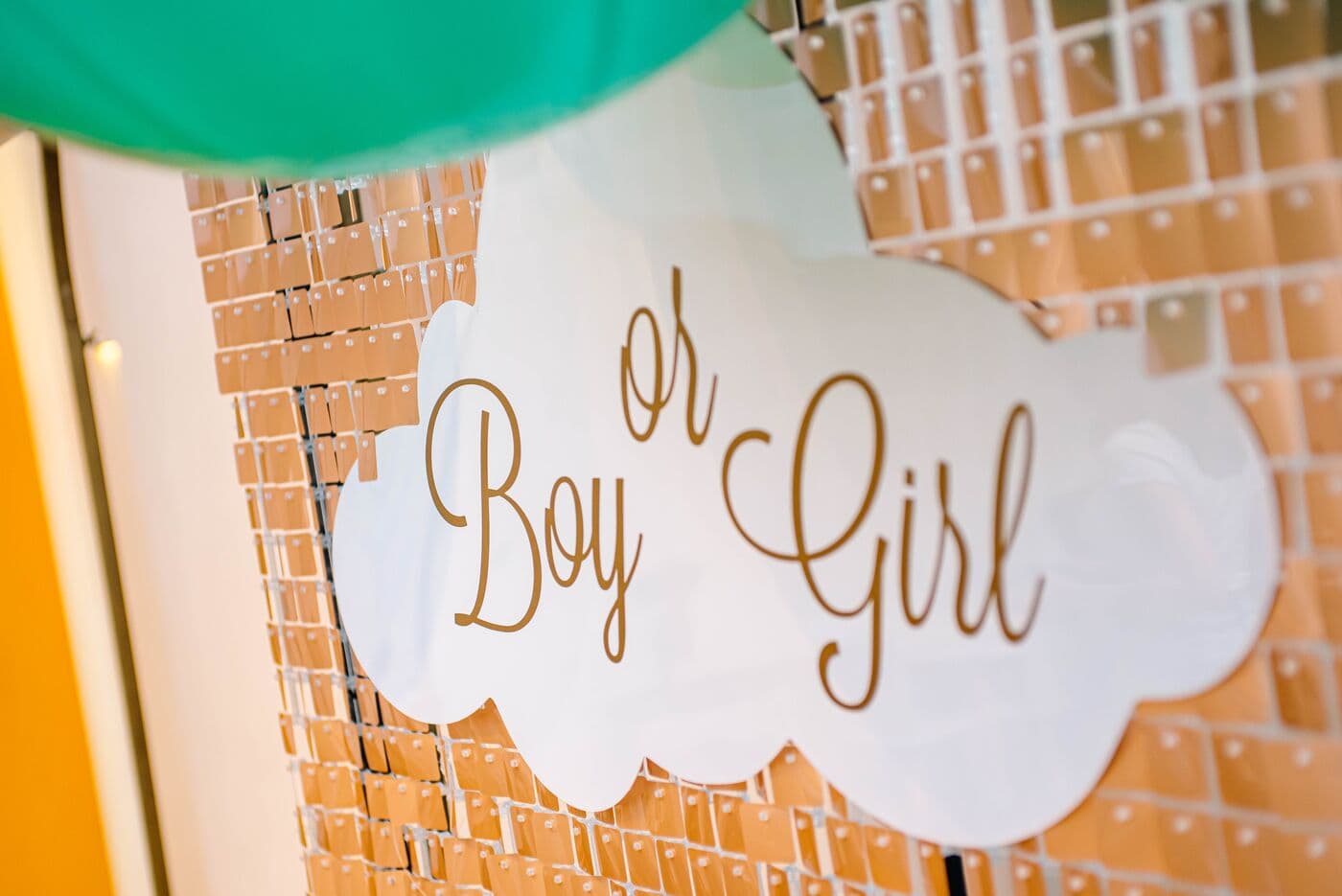 Табличка-облако «Boy or Girl» на пайеточной стене под бирюзовыми шарами