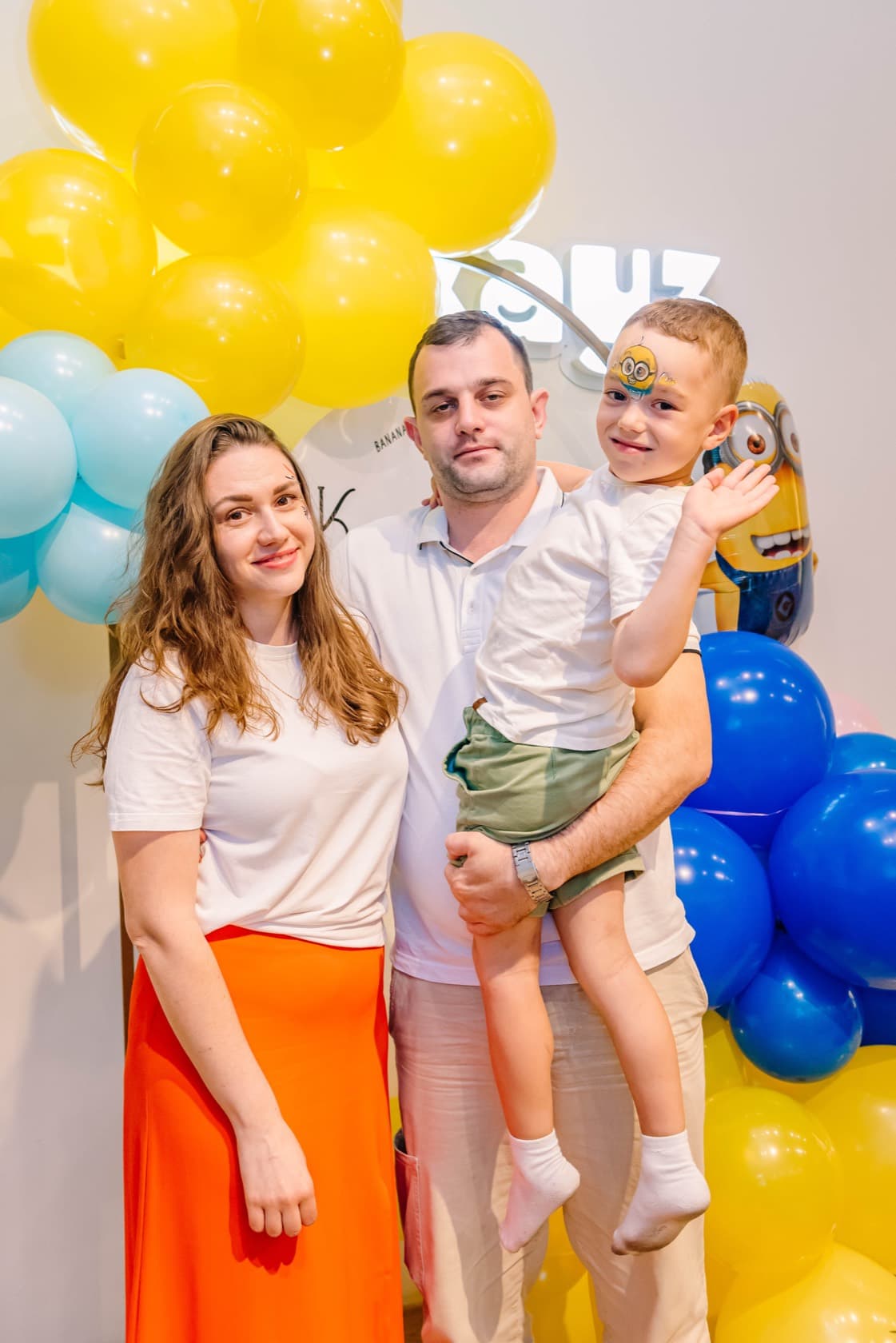 Семья с малышом на первом дне рождения