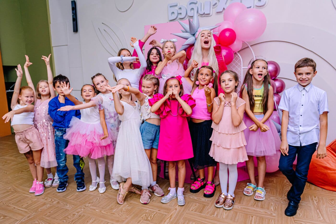 Компания школьников дурачится у фотозоны с шарами: каждый придумал свою позу