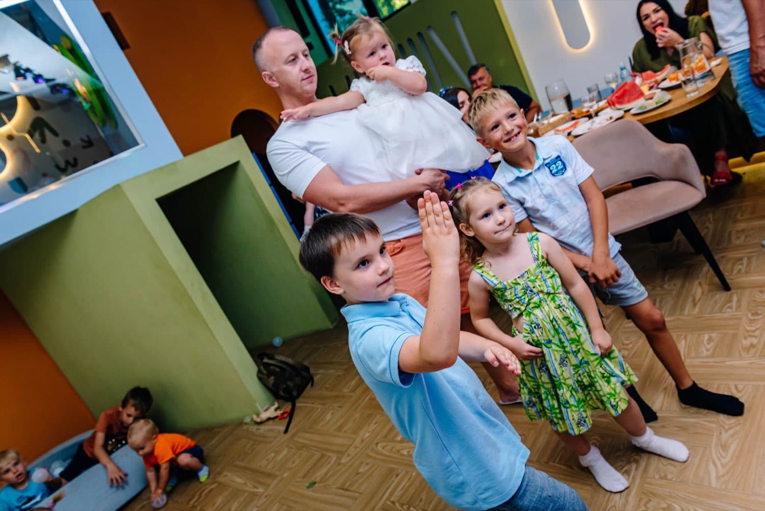 Дети и родители собираются в начале праздника