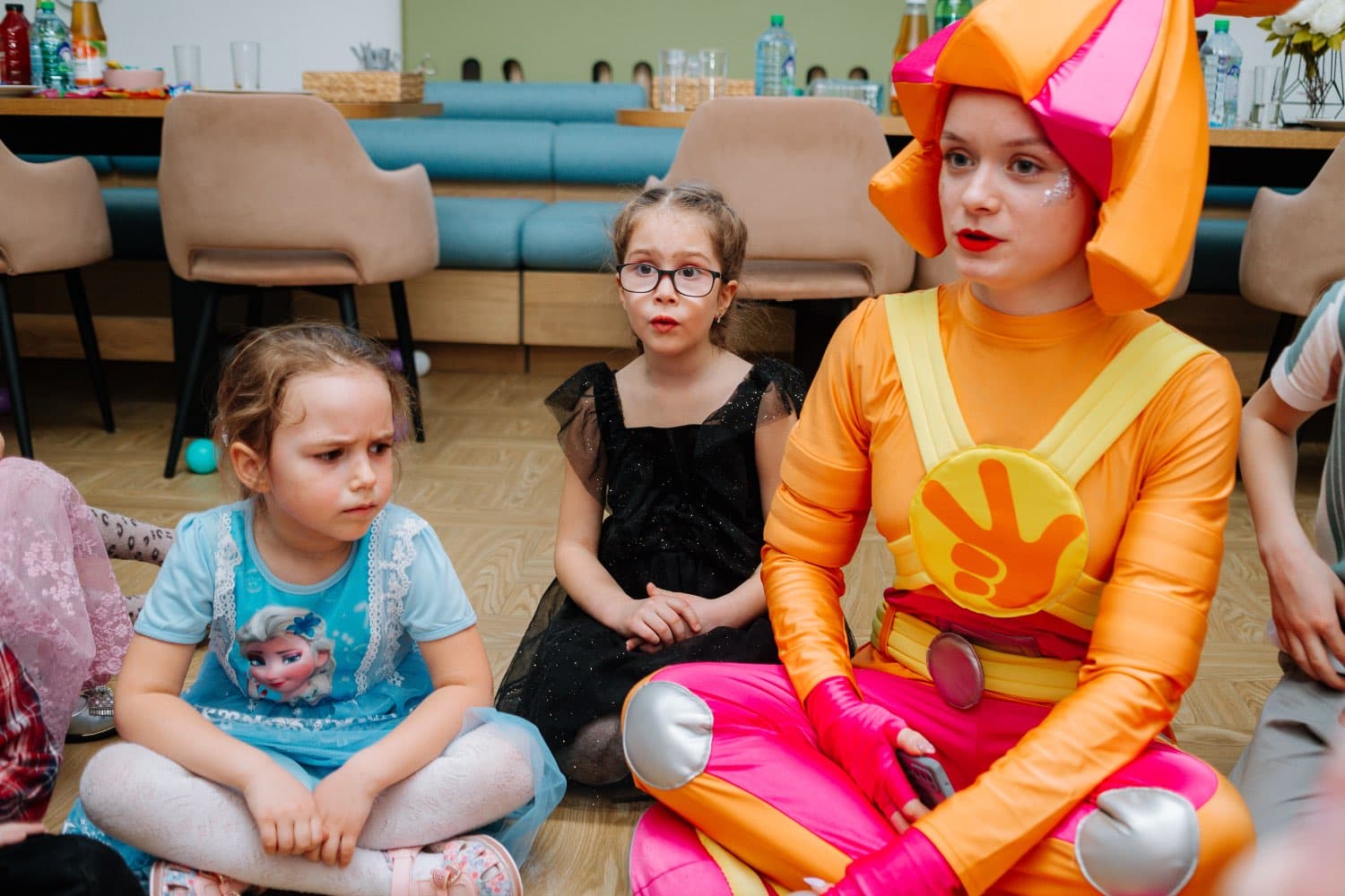 Артист проводит программу для детей в лофте