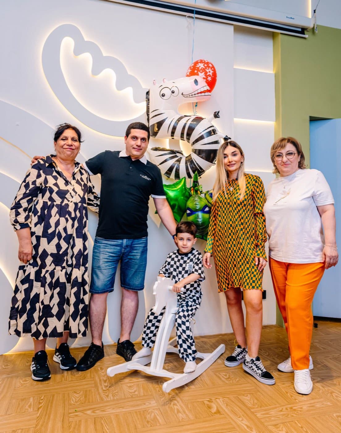 Дети и родители на празднике в лофте